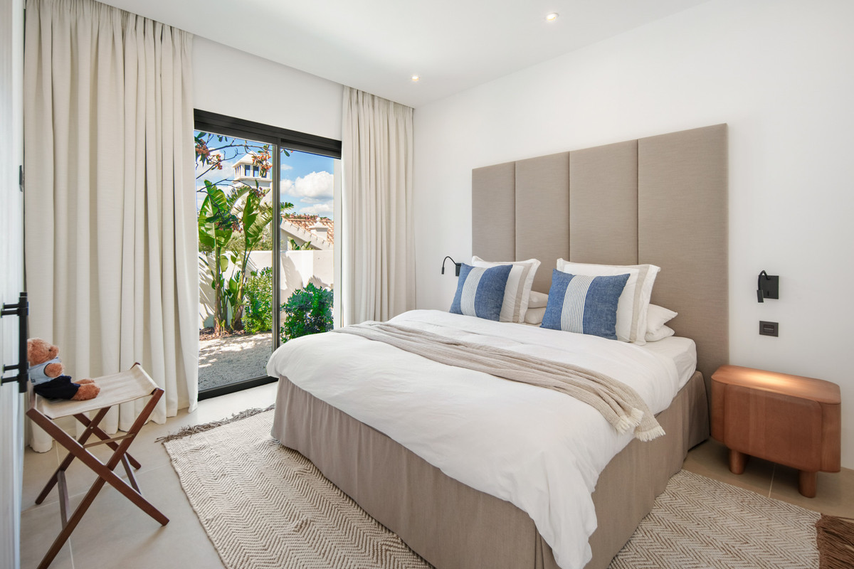 5 Bed Townhouse for sale in Benahavís Costa Del Sol, Málaga, Spain