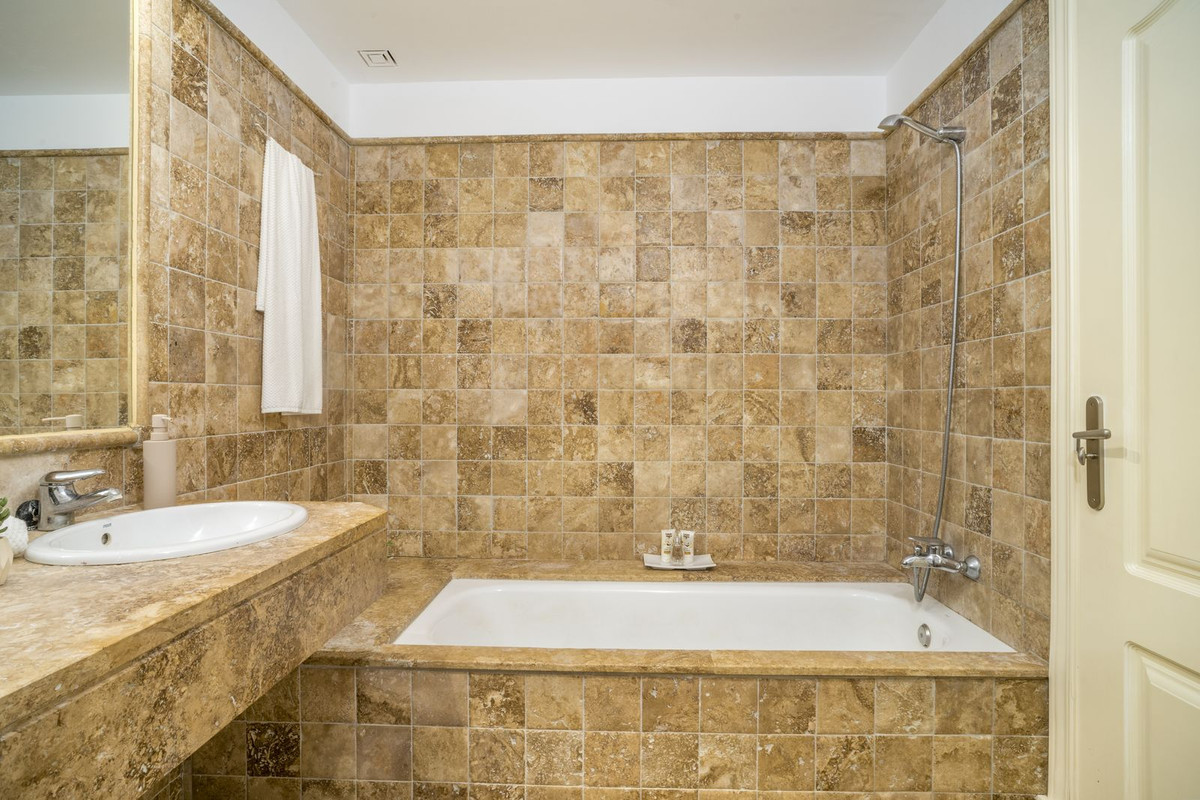 2 Bed Apartment for sale in Atalaya Costa Del Sol, Málaga, Spain