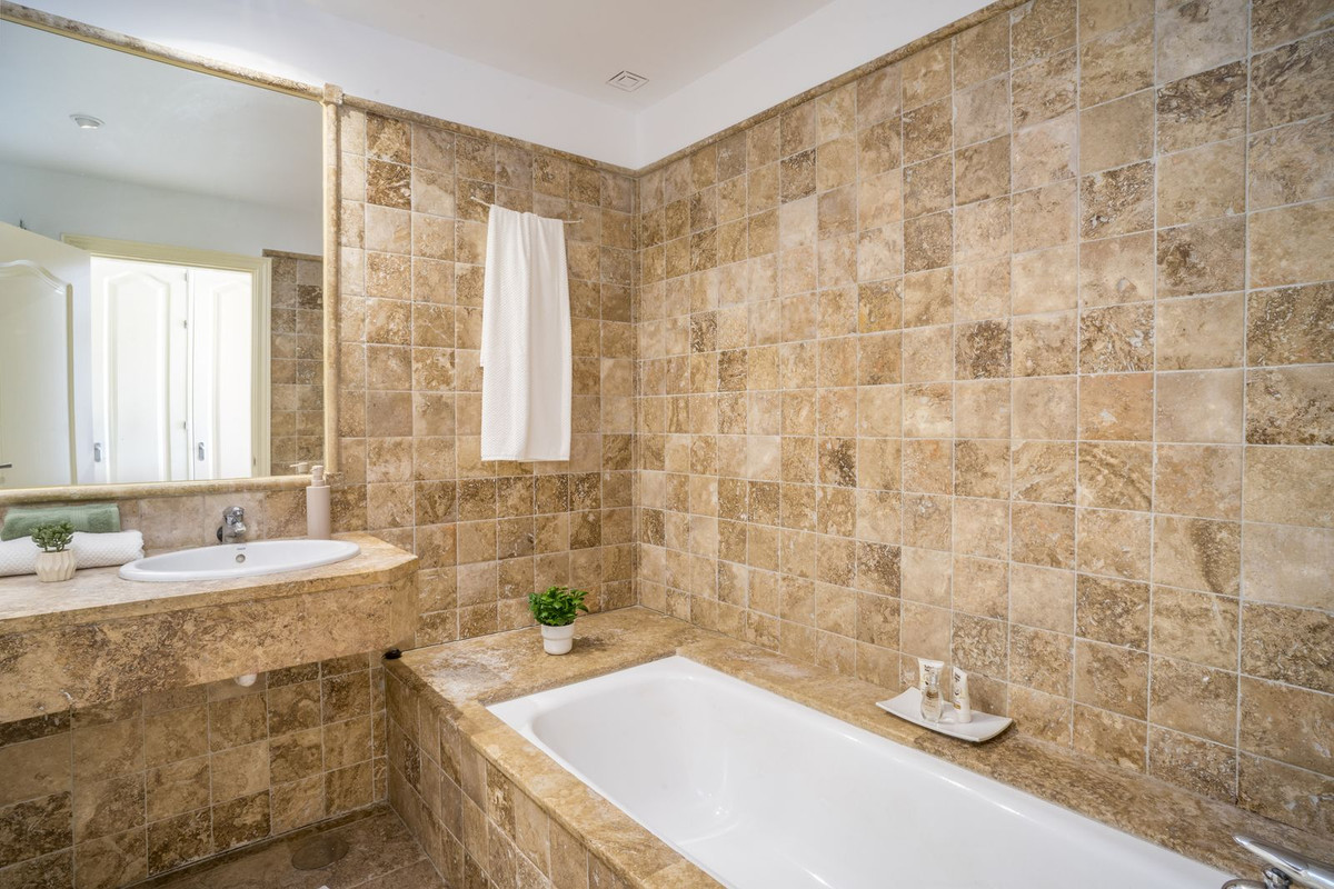 2 Bed Apartment for sale in Atalaya Costa Del Sol, Málaga, Spain