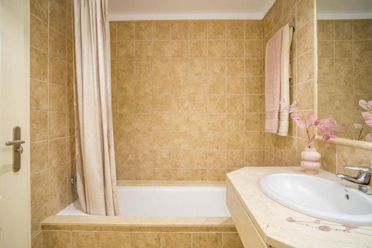 2 Bed Apartment for sale in Atalaya Costa Del Sol, Málaga, Spain