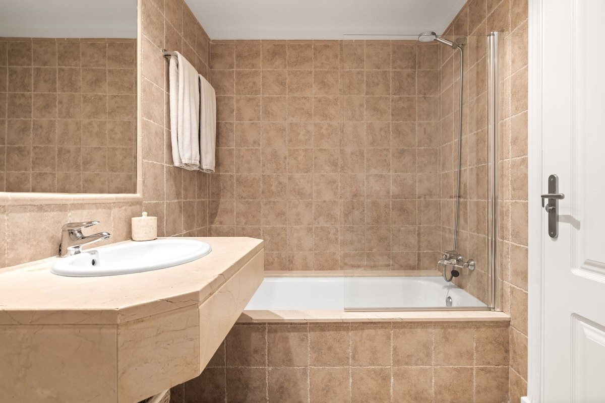 Se vende Apartamento Planta Media de 2 dormitorios en Costa Del Sol, Málaga, España