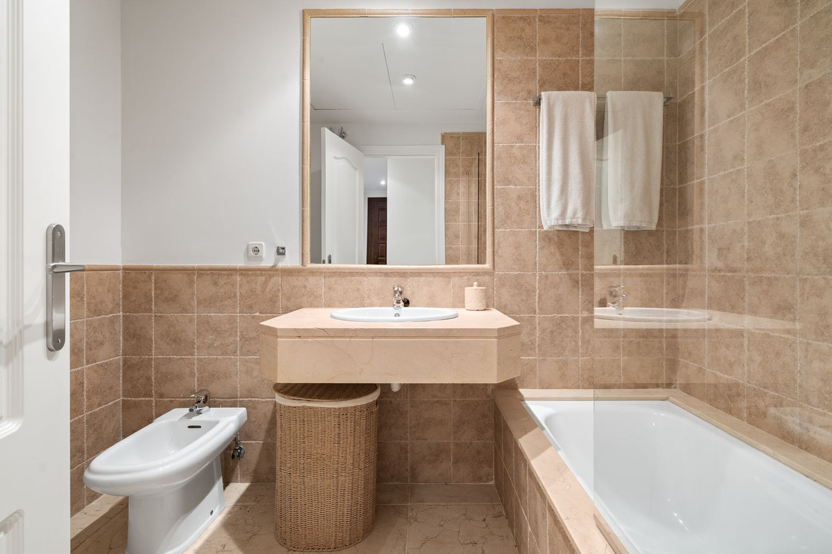 Se vende Apartamento Planta Media de 2 dormitorios en Costa Del Sol, Málaga, España