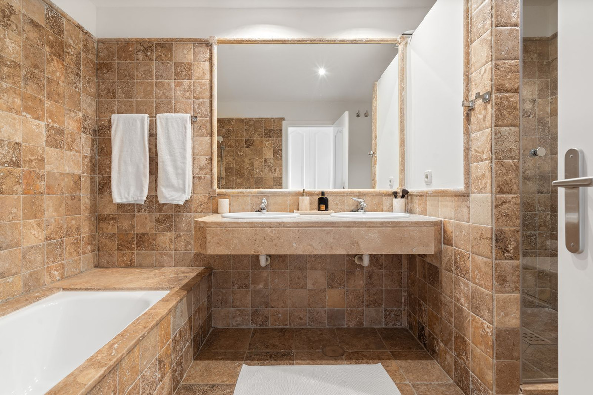 Se vende Apartamento Planta Media de 2 dormitorios en Costa Del Sol, Málaga, España