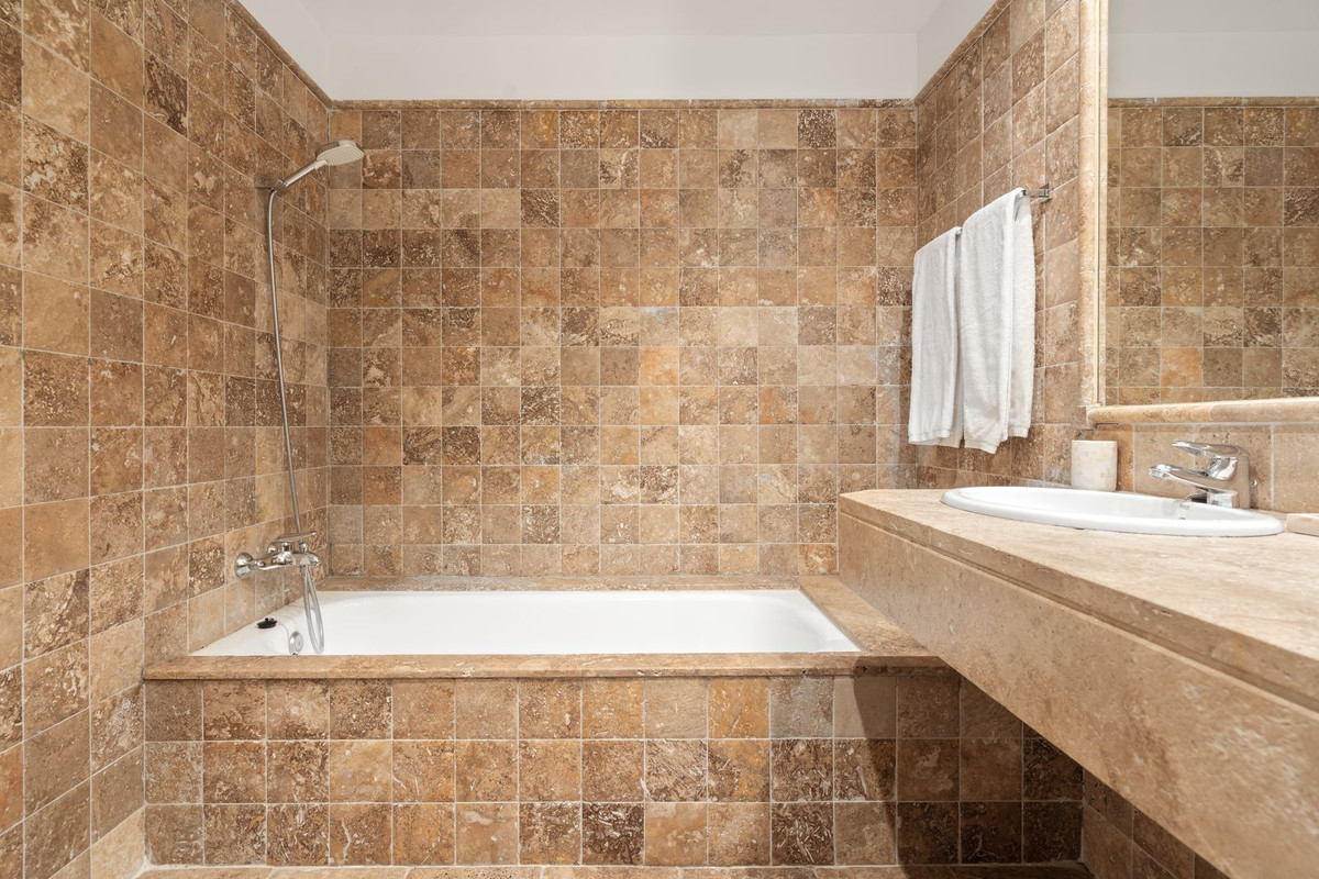 Se vende Apartamento Planta Media de 2 dormitorios en Costa Del Sol, Málaga, España