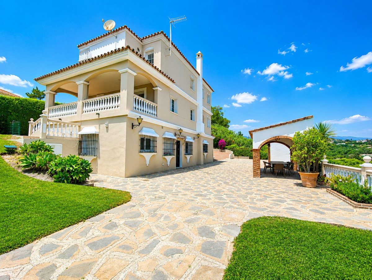 5 Bed Townhouse for sale in Estepona Costa Del Sol, Málaga, Spain