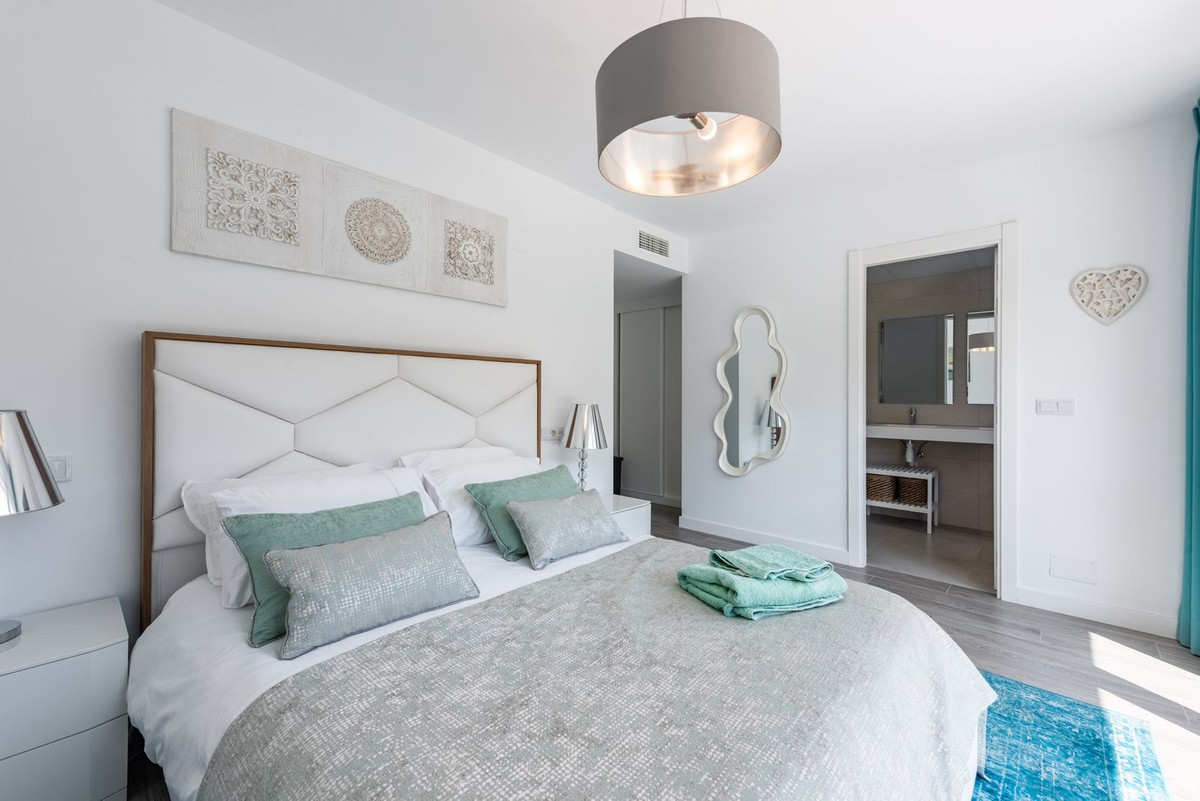 3 Bed Apartment for sale in Benahavís Costa Del Sol, Málaga, Spain