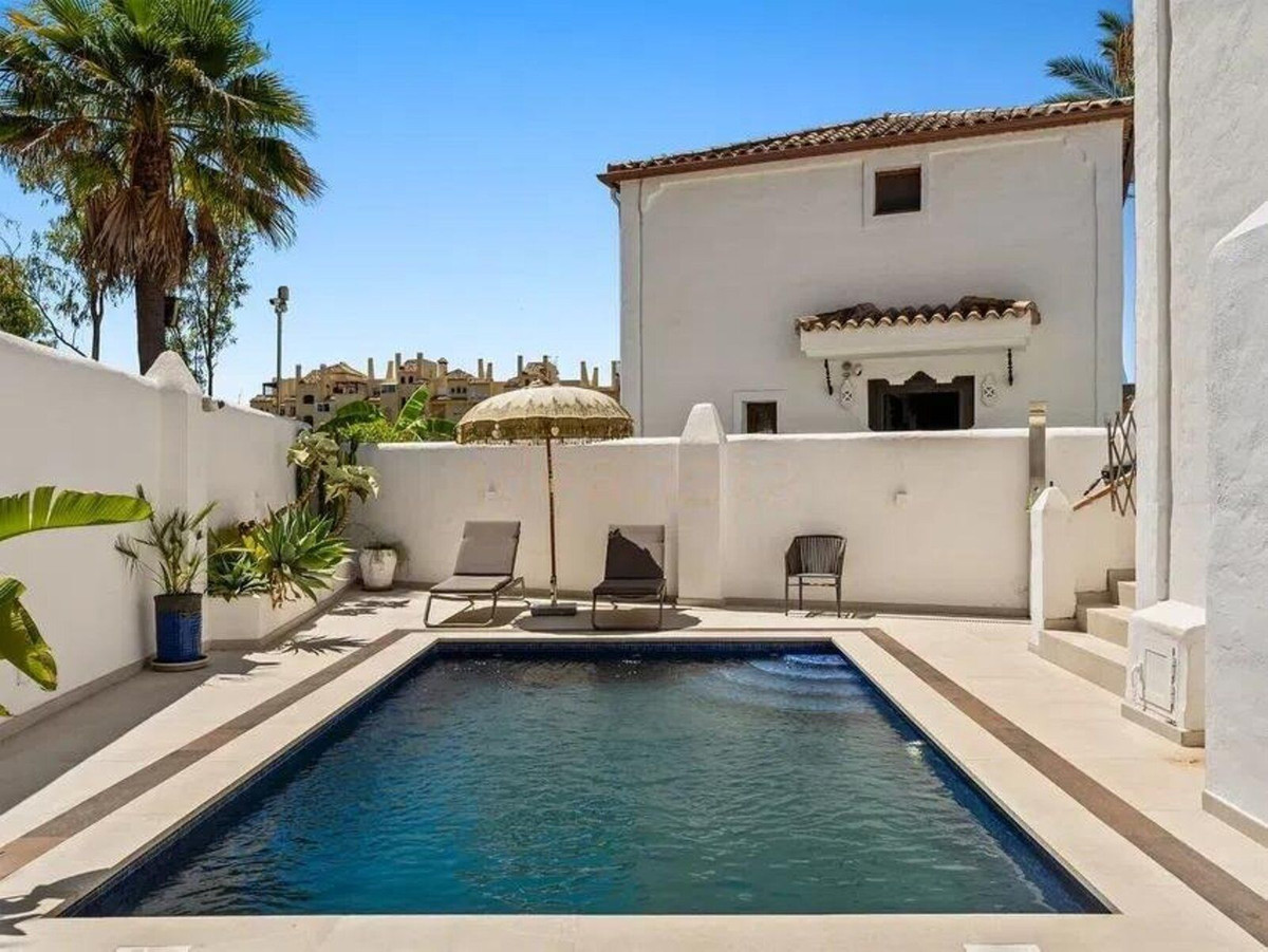 Se vende Villa - Chalet de 4 dormitorios en Costa Del Sol, Málaga, España