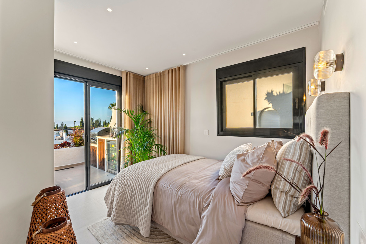 3 Bed Apartment for sale in The Golden Mile Costa Del Sol, Málaga, Spain