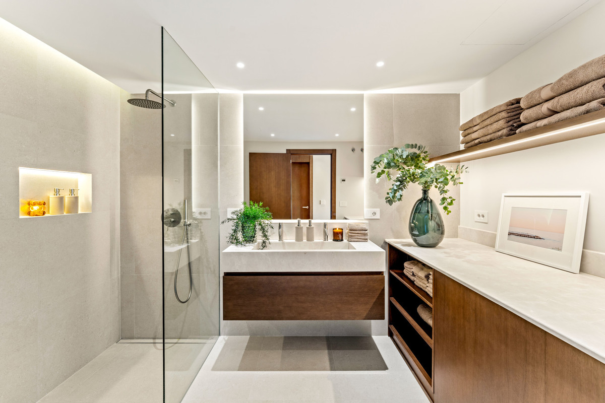 3 Bed Apartment for sale in The Golden Mile Costa Del Sol, Málaga, Spain