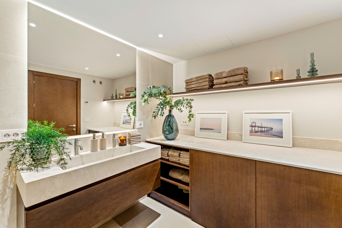3 Bed Apartment for sale in The Golden Mile Costa Del Sol, Málaga, Spain