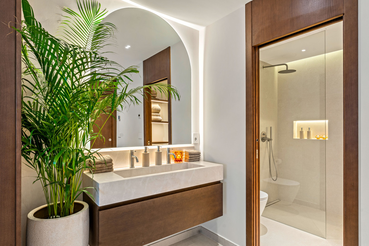 3 Bed Apartment for sale in The Golden Mile Costa Del Sol, Málaga, Spain