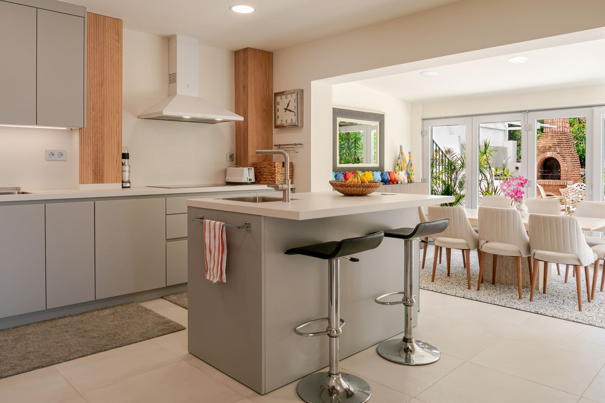 5 Bed Townhouse for sale in El Madroñal Costa Del Sol, Málaga, Spain