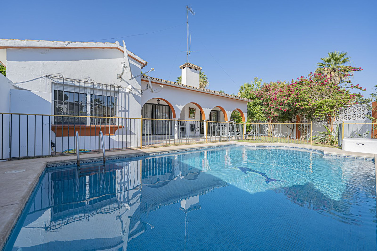 4 Bed Townhouse for sale in Nueva Andalucía Costa Del Sol, Málaga, Spain
