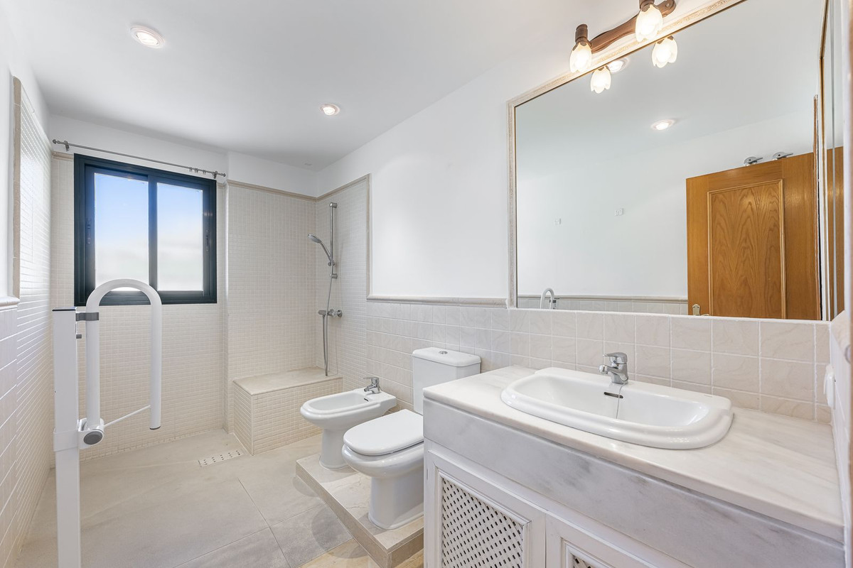 3 Bed Apartment for sale in San Pedro De Alcántara Costa Del Sol, Málaga, Spain