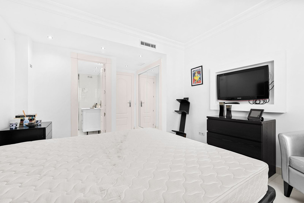 4 Bed Apartment for sale in Marbella Costa Del Sol, Málaga, Spain