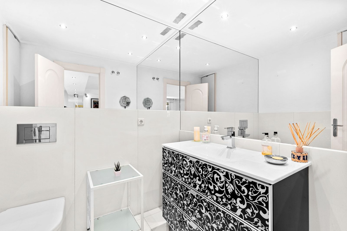 4 Bed Apartment for sale in Marbella Costa Del Sol, Málaga, Spain