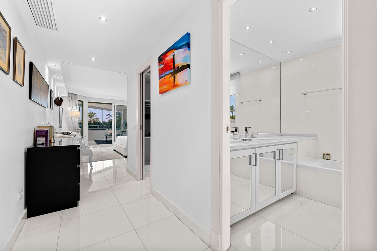 4 Bed Apartment for sale in Marbella Costa Del Sol, Málaga, Spain