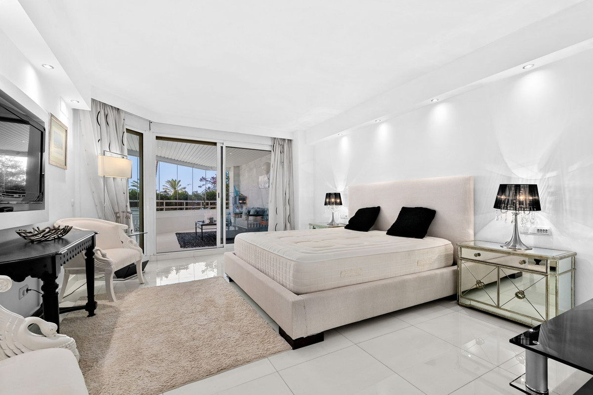 4 Bed Apartment for sale in Marbella Costa Del Sol, Málaga, Spain