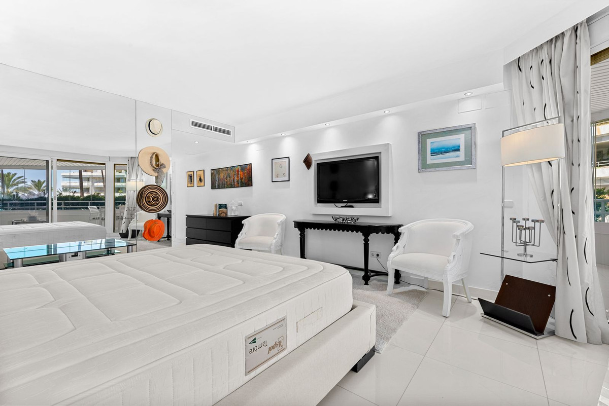 4 Bed Apartment for sale in Marbella Costa Del Sol, Málaga, Spain