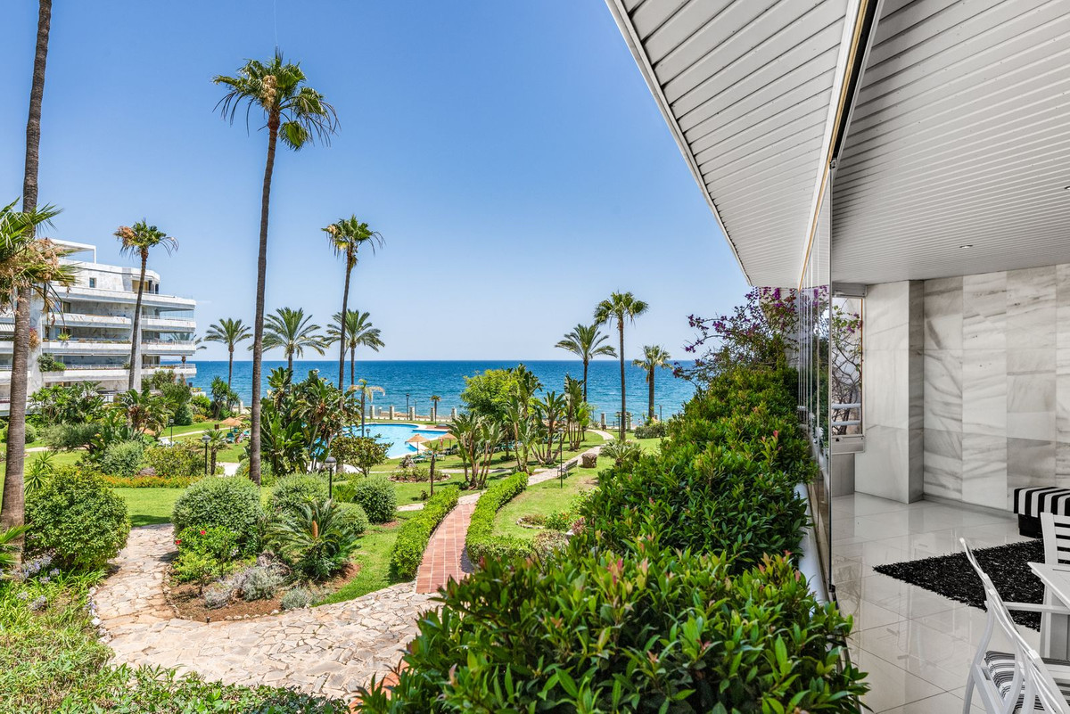 4 Bed Apartment for sale in Marbella Costa Del Sol, Málaga, Spain