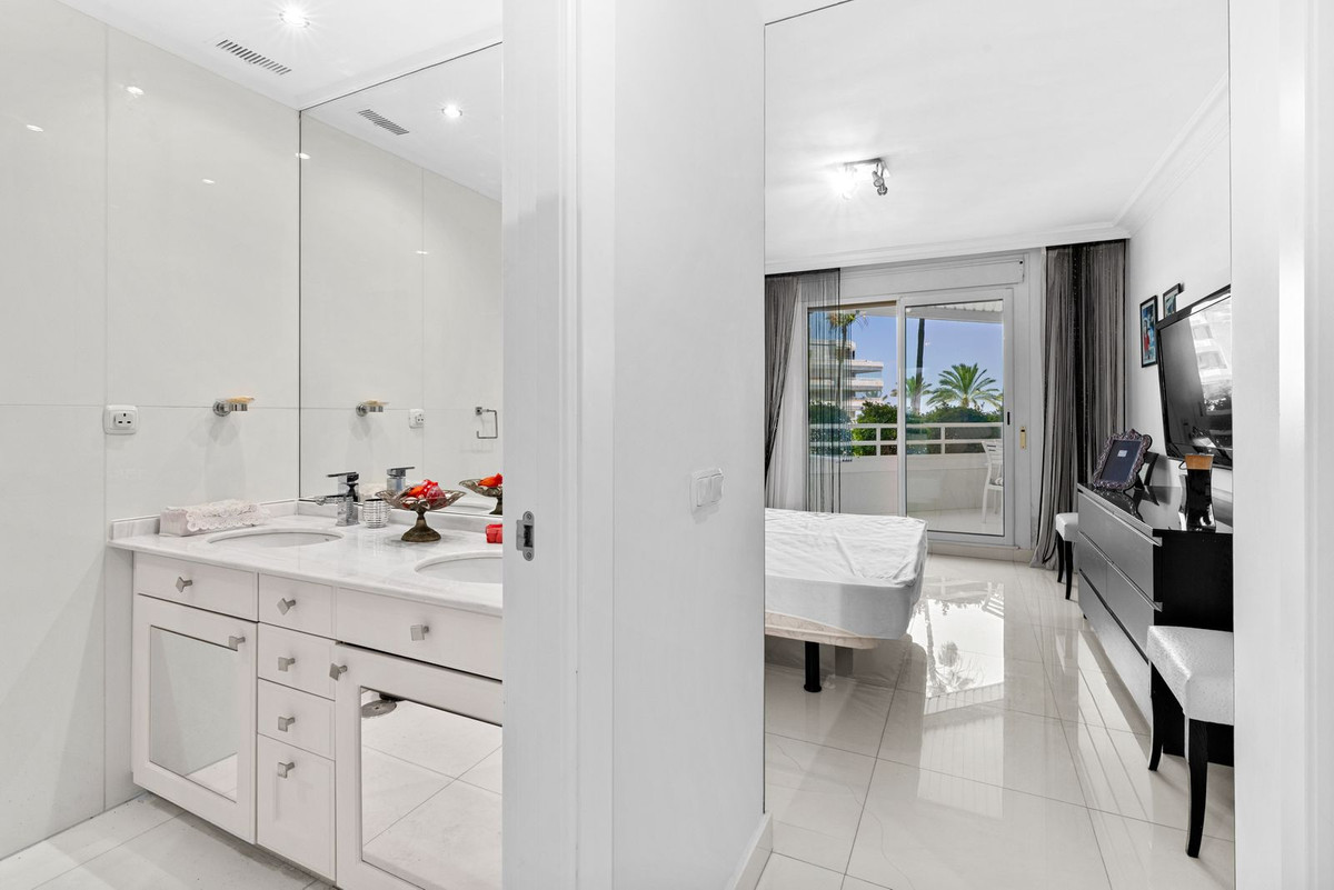 4 Bed Apartment for sale in Marbella Costa Del Sol, Málaga, Spain