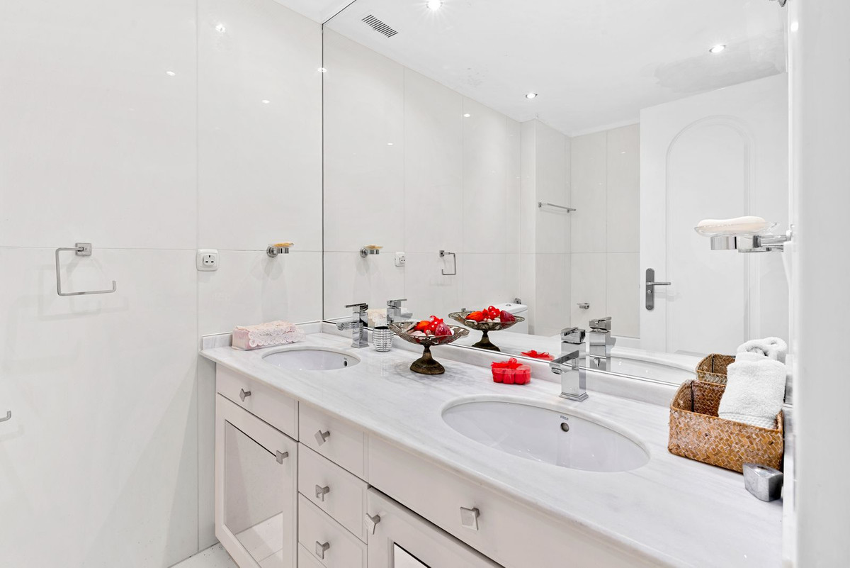 4 Bed Apartment for sale in Marbella Costa Del Sol, Málaga, Spain