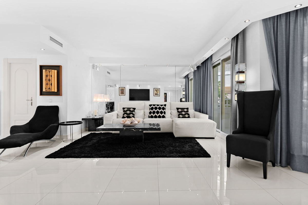 4 Bed Apartment for sale in Marbella Costa Del Sol, Málaga, Spain