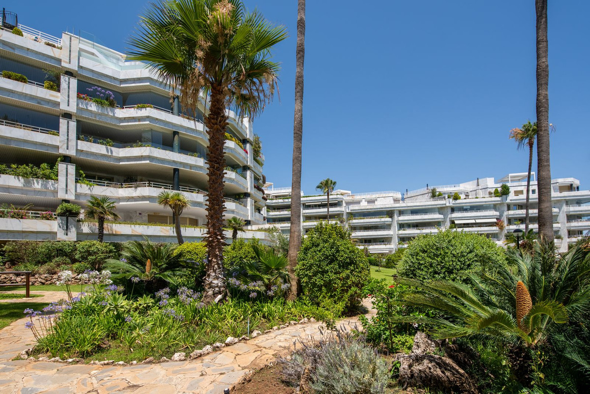 4 Bed Apartment for sale in Marbella Costa Del Sol, Málaga, Spain