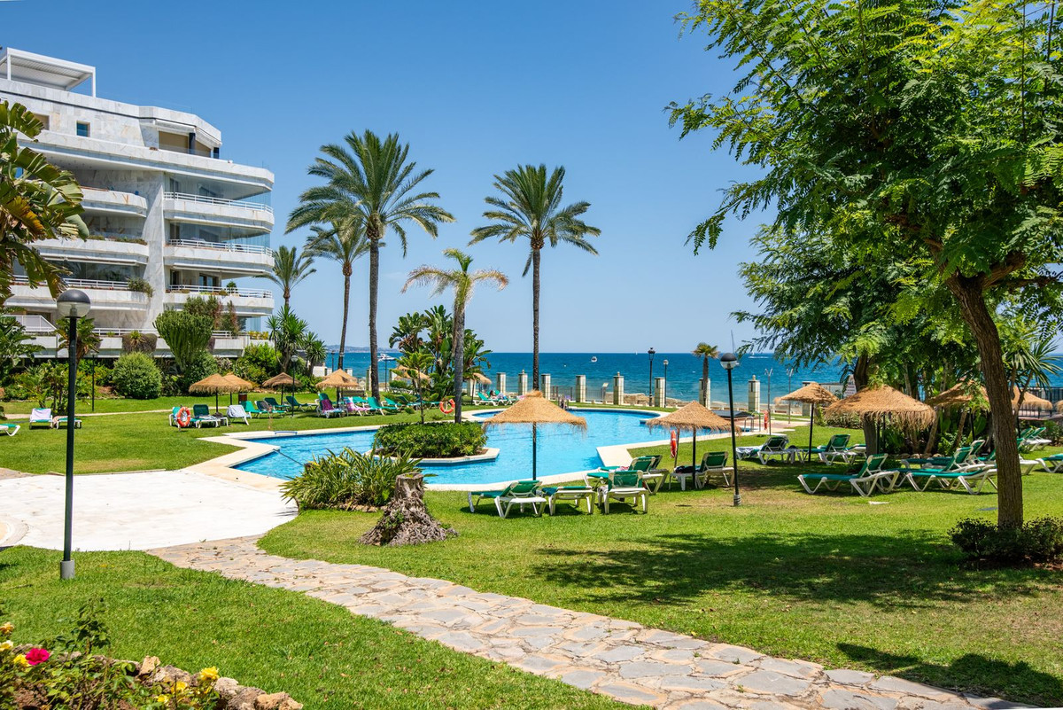 4 Bed Apartment for sale in Marbella Costa Del Sol, Málaga, Spain
