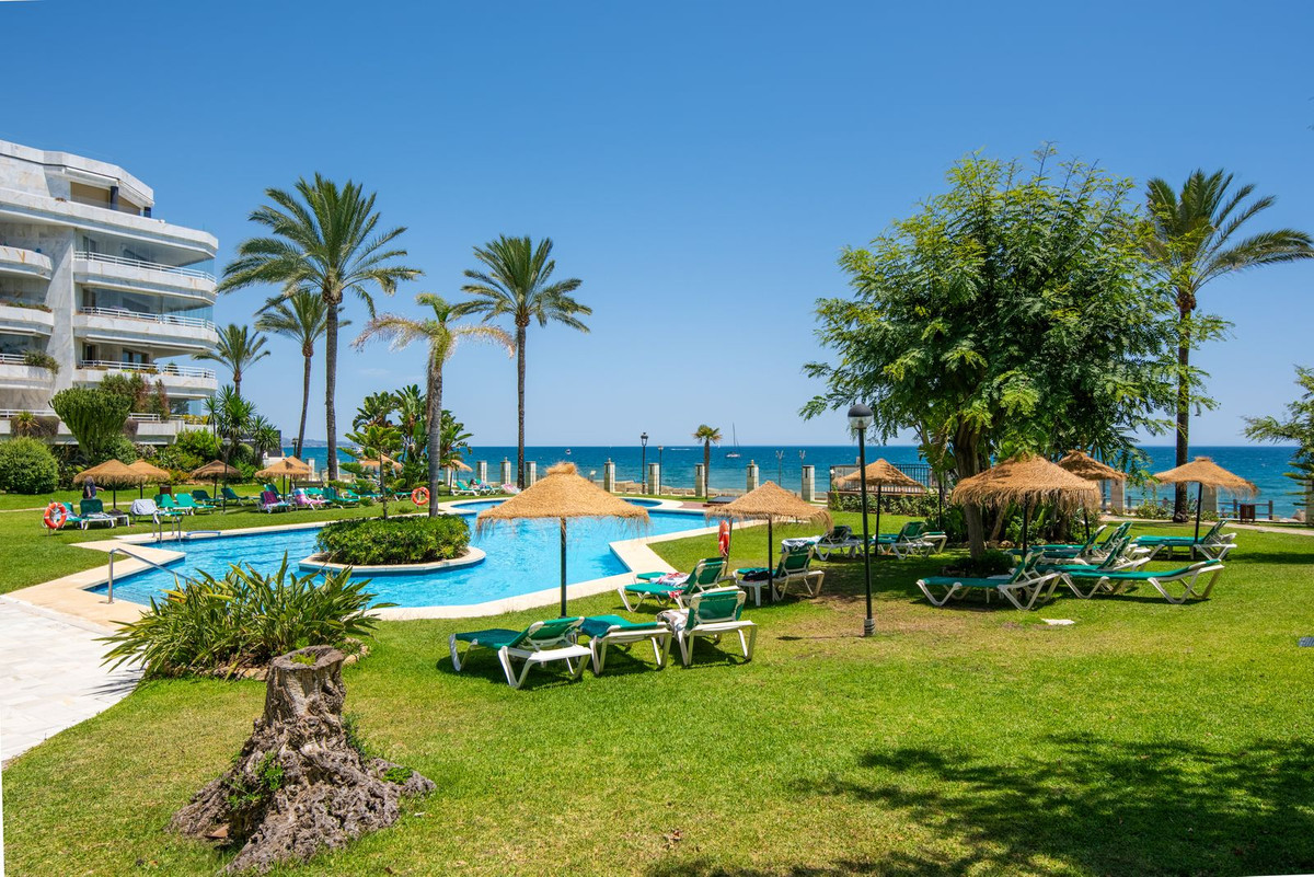 4 Bed Apartment for sale in Marbella Costa Del Sol, Málaga, Spain