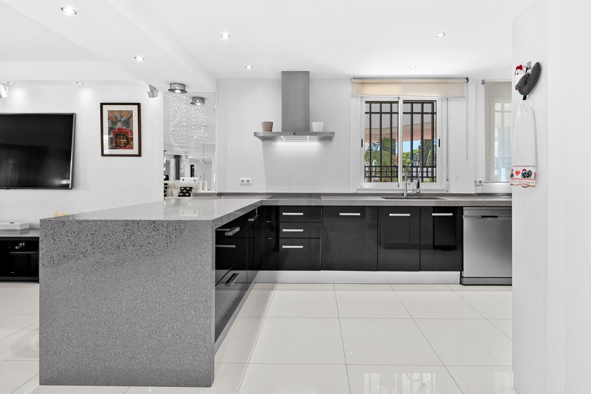 4 Bed Apartment for sale in Marbella Costa Del Sol, Málaga, Spain