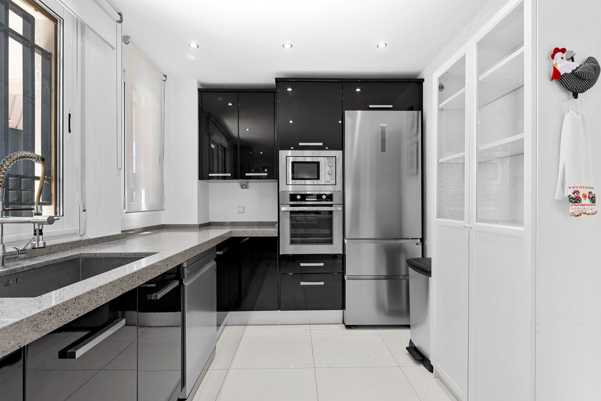 4 Bed Apartment for sale in Marbella Costa Del Sol, Málaga, Spain