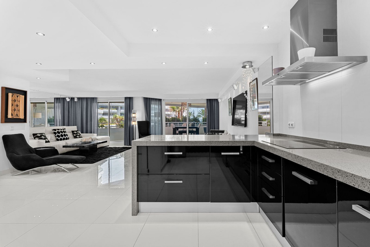 4 Bed Apartment for sale in Marbella Costa Del Sol, Málaga, Spain