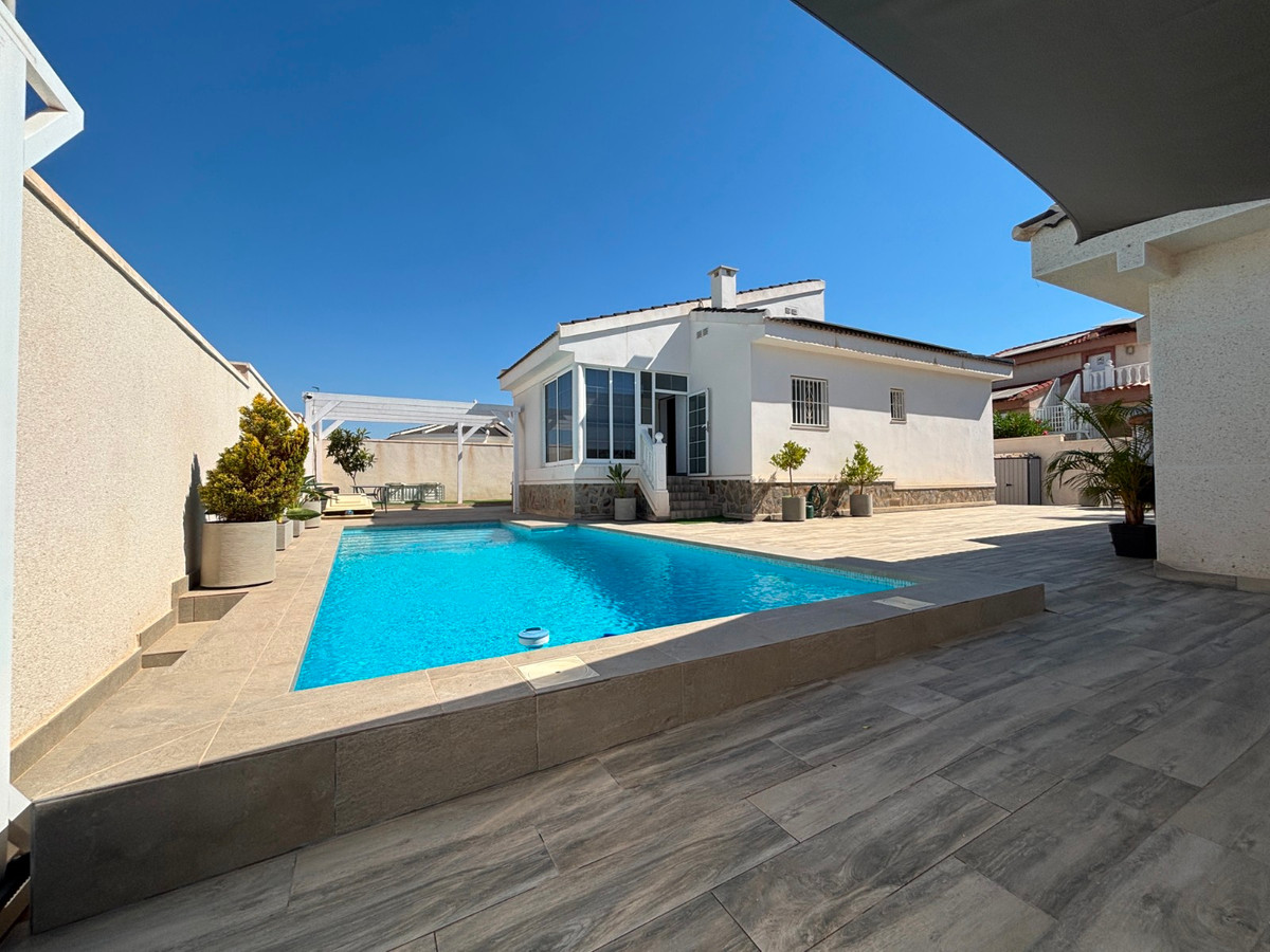Se vende Villa - Chalet de 4 dormitorios en Costa Blanca, Alicante, España