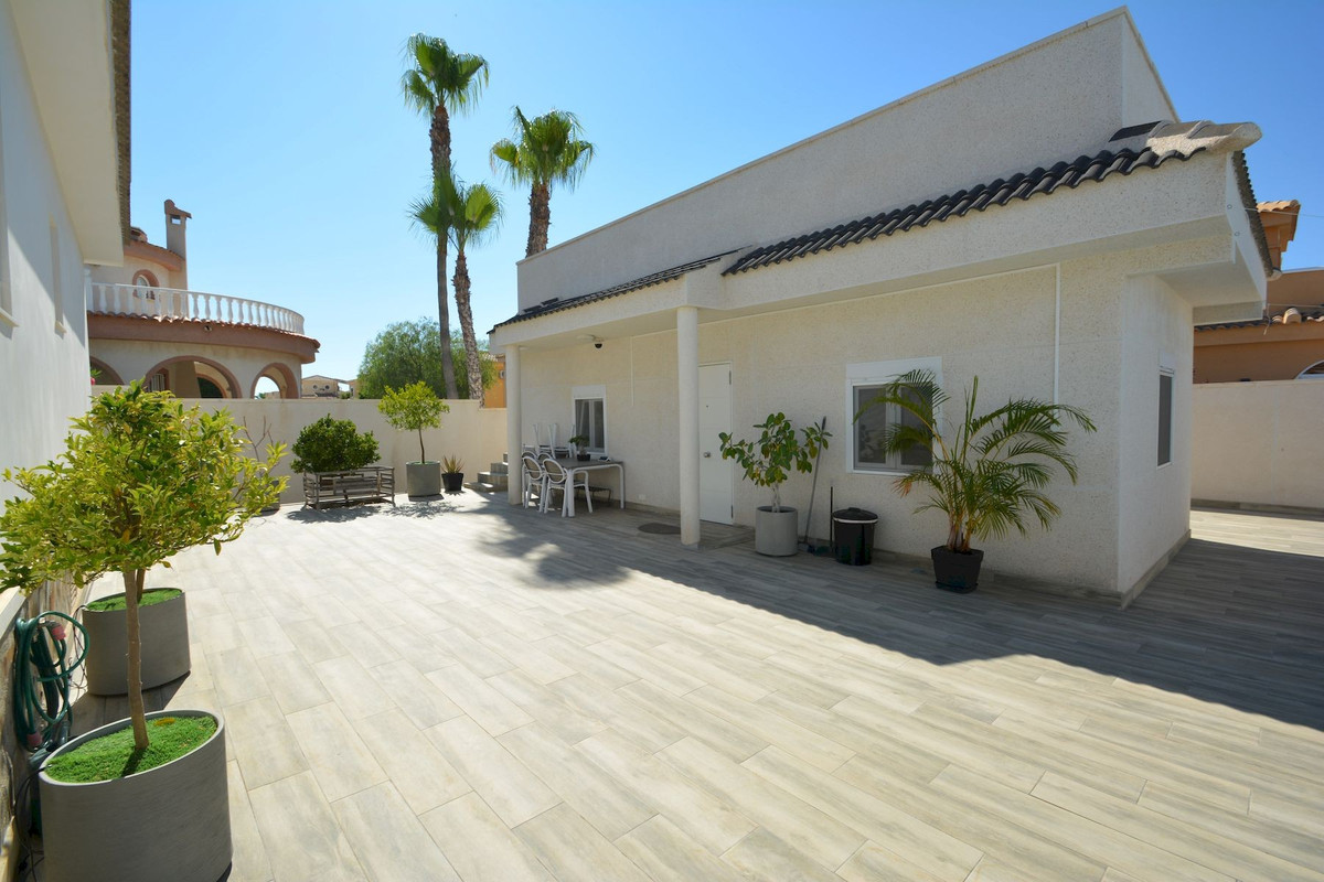 Se vende Villa - Chalet de 4 dormitorios en Costa Blanca, Alicante, España
