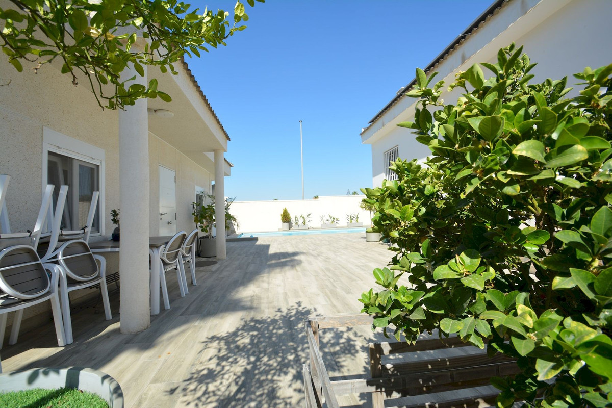 Se vende Villa - Chalet de 4 dormitorios en Costa Blanca, Alicante, España