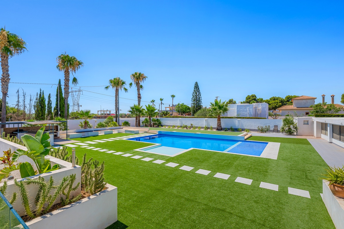 8 Bed Townhouse for sale in Los Montesinos Costa Blanca, Alicante, Spain