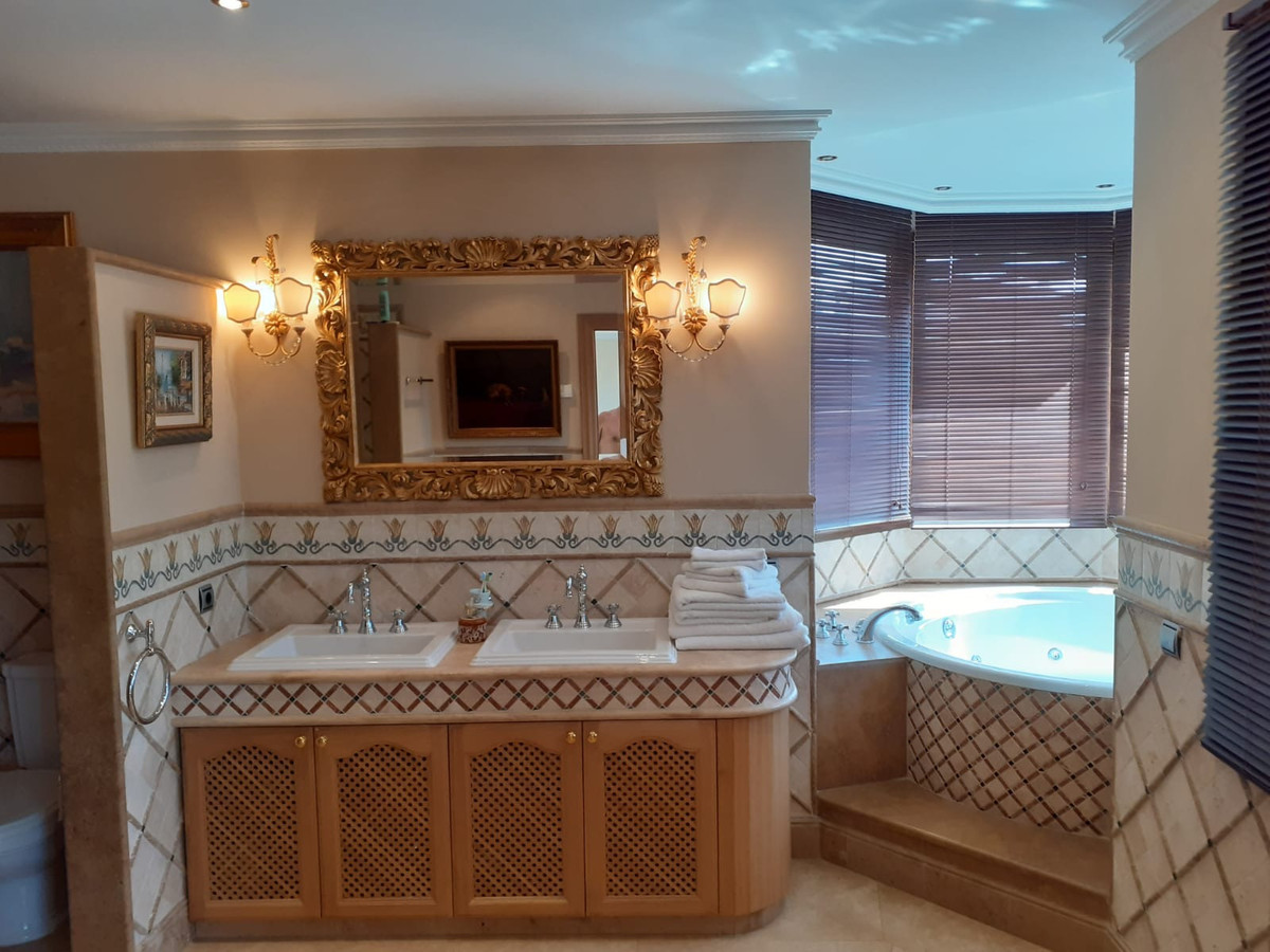 Se vende Villa - Chalet de 4 dormitorios en Costa Del Sol, Málaga, España