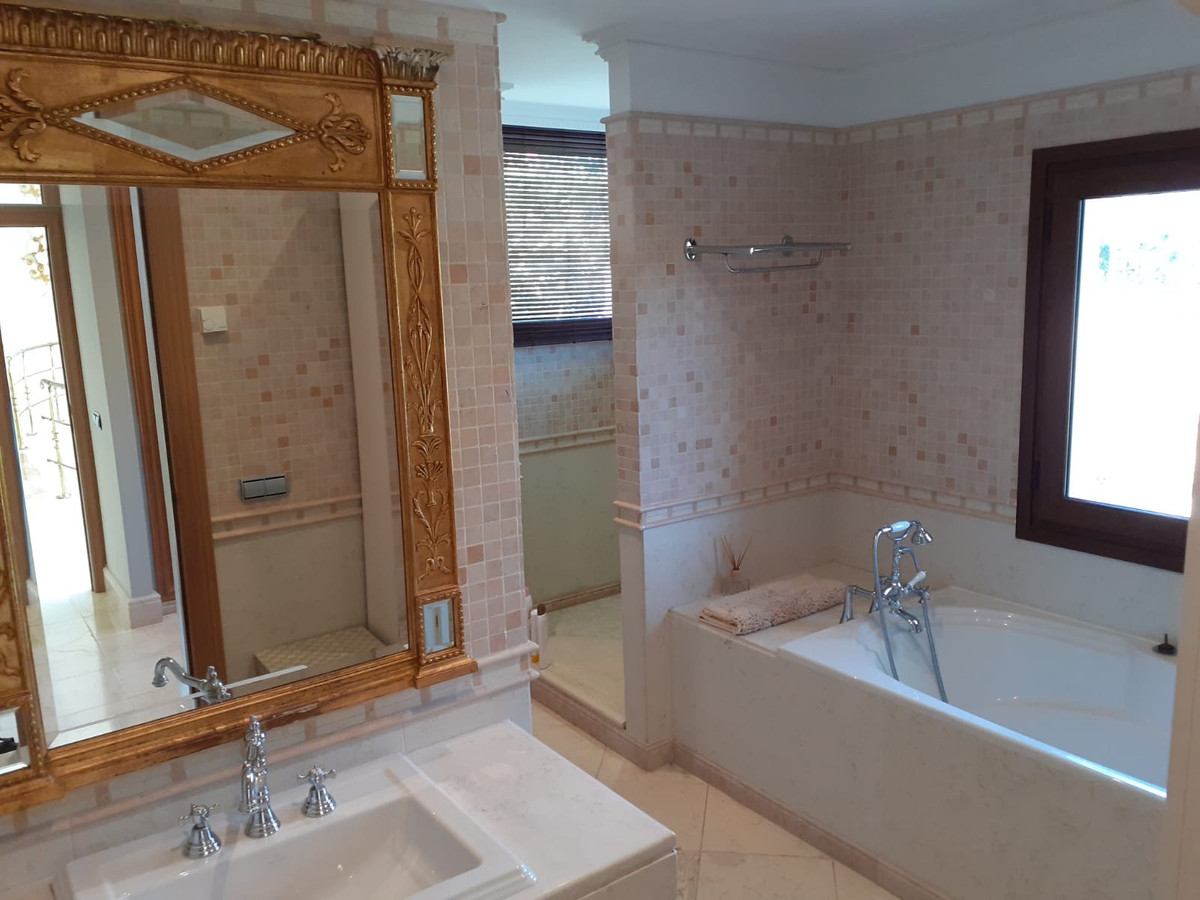 Se vende Villa - Chalet de 4 dormitorios en Costa Del Sol, Málaga, España