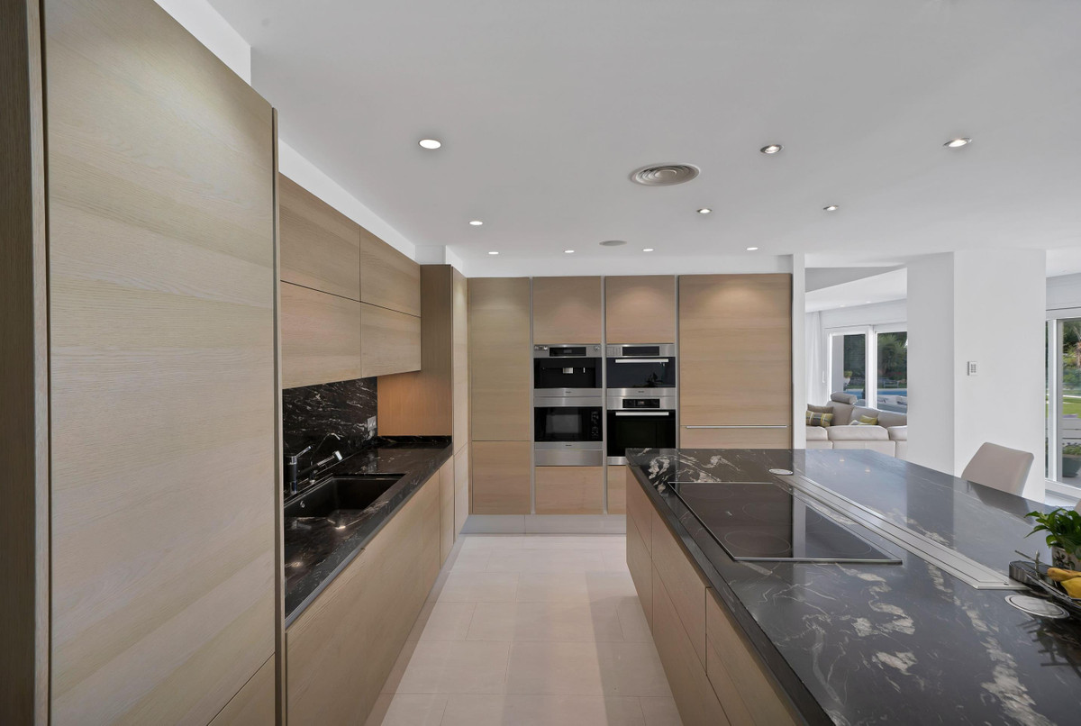 6 Bed Townhouse for sale in Sierra Blanca Costa Del Sol, Málaga, Spain