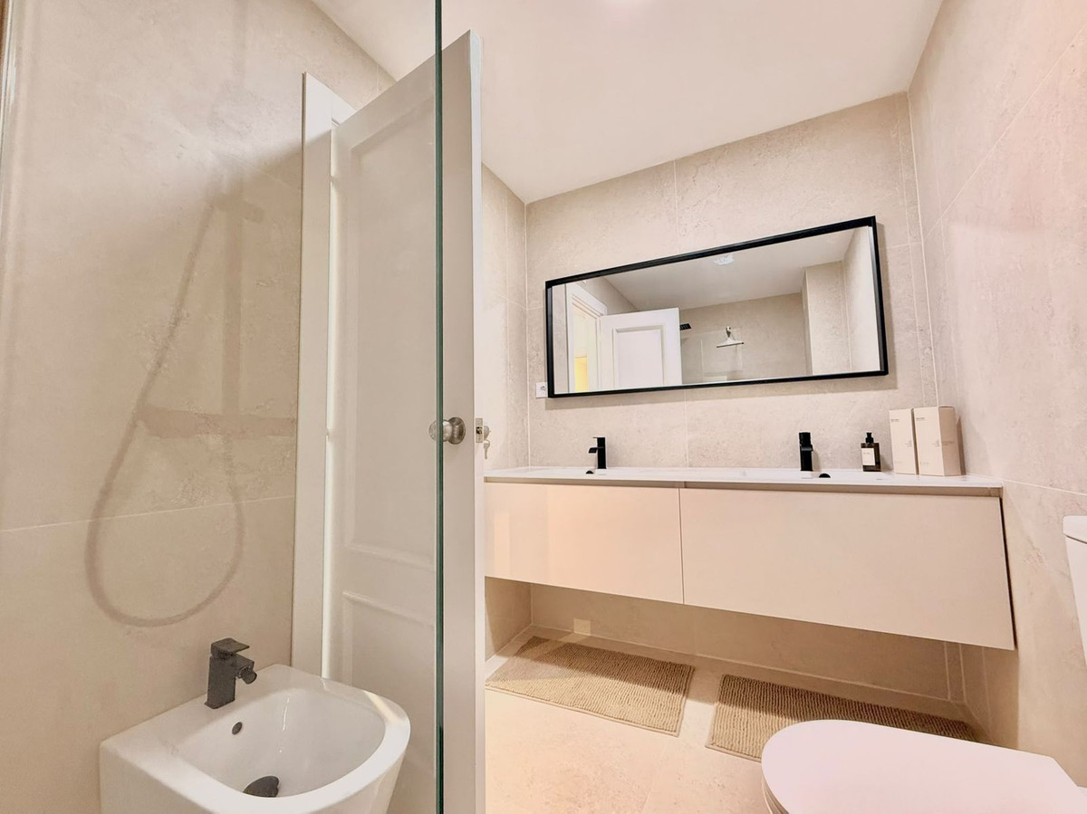 2 Bed Apartment for sale in Fuengirola Costa Del Sol, Málaga, Spain
