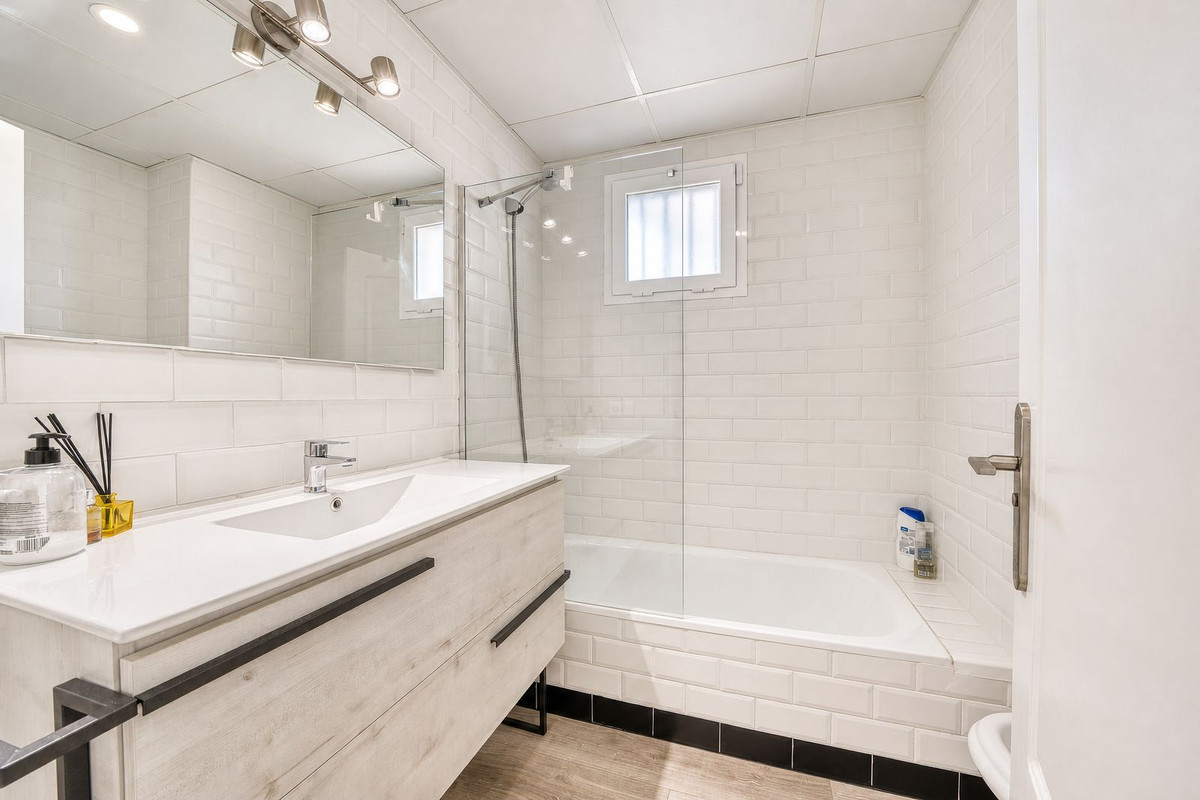 2 Bed Apartment for sale in La Duquesa Costa Del Sol, Málaga, Spain