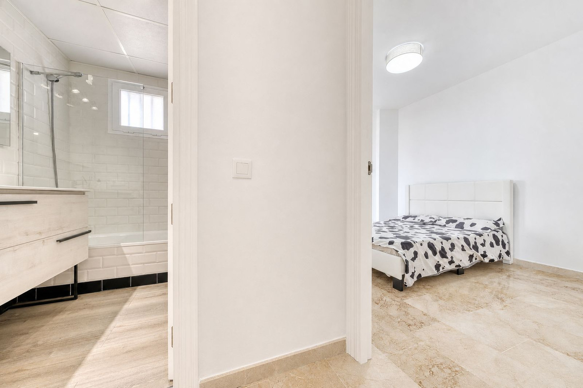 2 Bed Apartment for sale in La Duquesa Costa Del Sol, Málaga, Spain