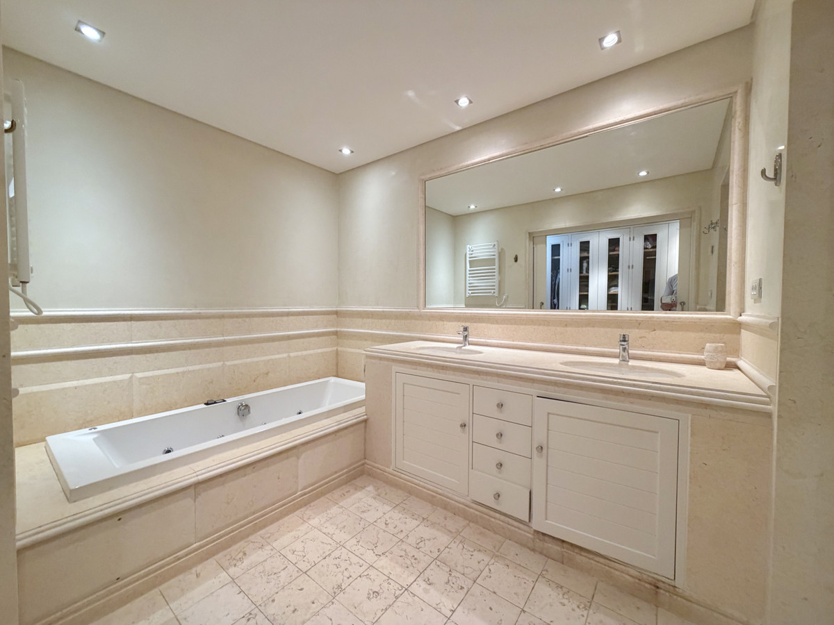 2 Bed Apartment for sale in Estepona Costa Del Sol, Málaga, Spain