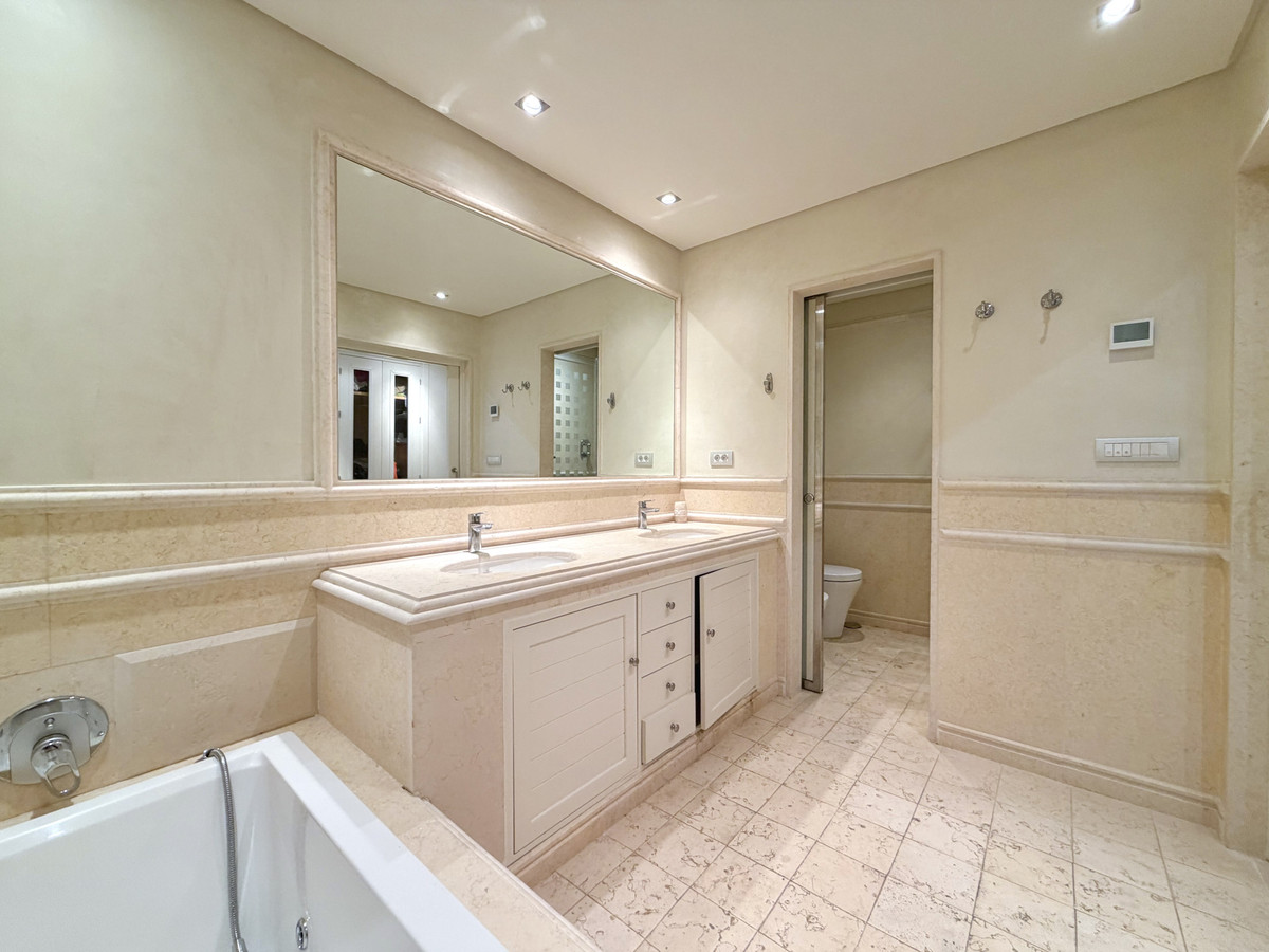 2 Bed Apartment for sale in Estepona Costa Del Sol, Málaga, Spain