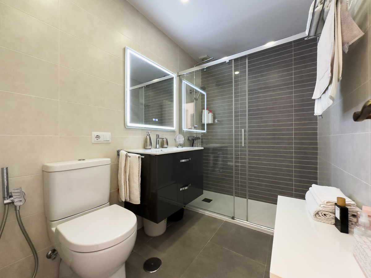 2 Bed Apartment for sale in La Duquesa Costa Del Sol, Málaga, Spain