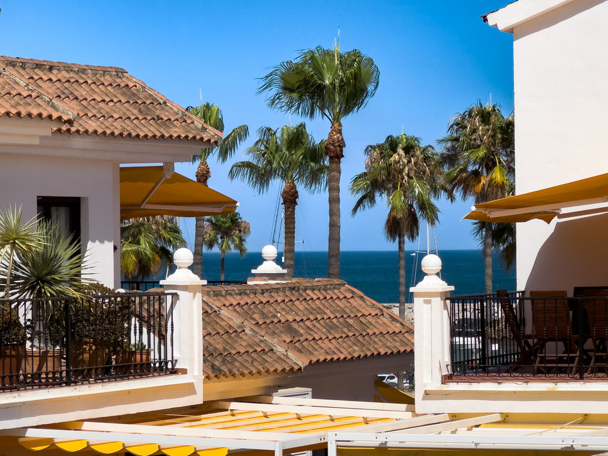 2 Bed Apartment for sale in La Duquesa Costa Del Sol, Málaga, Spain