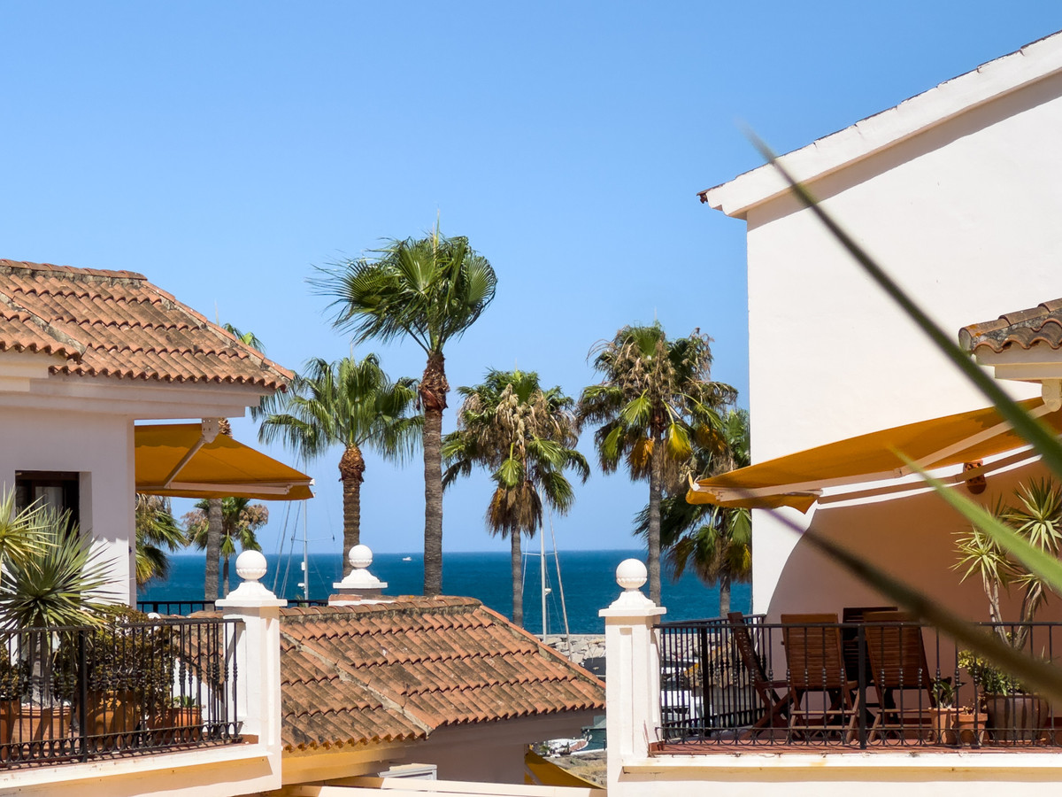 2 Bed Apartment for sale in La Duquesa Costa Del Sol, Málaga, Spain