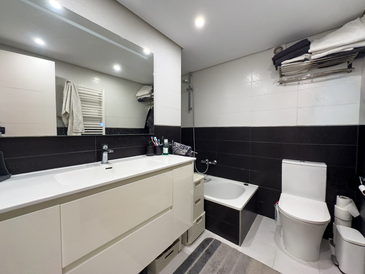 2 Bed Apartment for sale in La Duquesa Costa Del Sol, Málaga, Spain