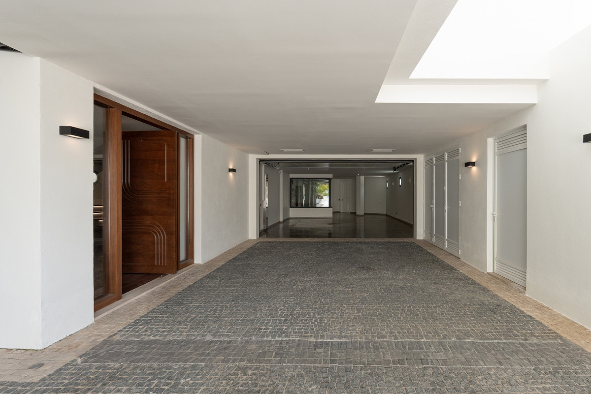 6 Bed Townhouse for sale in Los Flamingos Costa Del Sol, Málaga, Spain